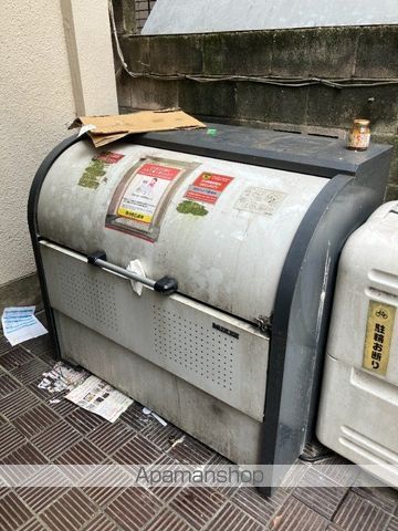 清水ビルの玄関写真