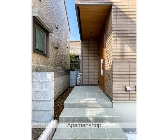 武蔵野市 2階建 築1年の玄関写真