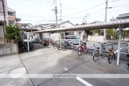 ロイアルコート桑原[1K/30.68m2]の駐車場