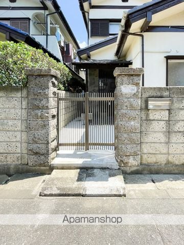 三郷市 2階建 築50年の玄関写真