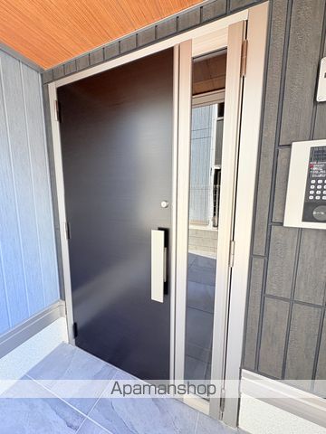 ルシェーナ西田辺の玄関写真