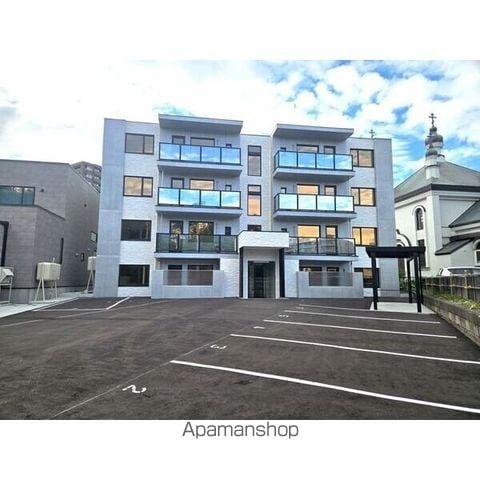 パークカーサ福住の外観写真