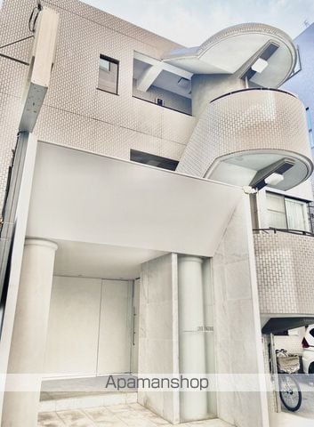 リンデ神宮前の玄関写真