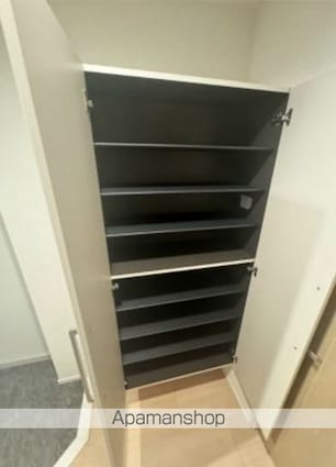 石見ビル[2LDK/56.54m2]の玄関