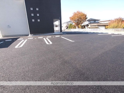 ＤＥ　ＤＯＭＯ　ＧＥＭＩＮＯＳ　２ｎｄ[1K/33m2]の駐車場