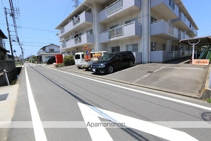 フレールいずみ[2LDK/49.8m2]の駐車場1