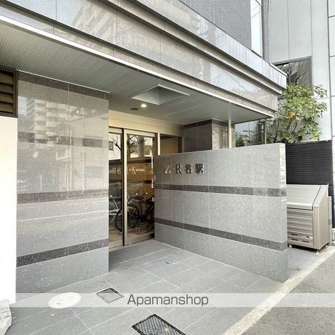 Z・R名駅の玄関写真
