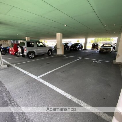 クリスタルマンション[1K/22.05m2]の駐車場