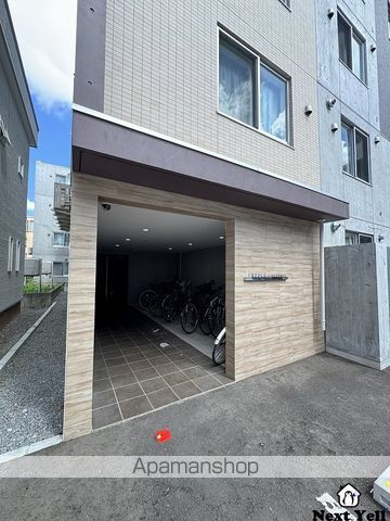 エアフォルク学園前の玄関写真