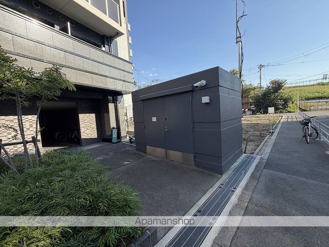 プレサンスOSAKA西中島リエゾンの玄関写真