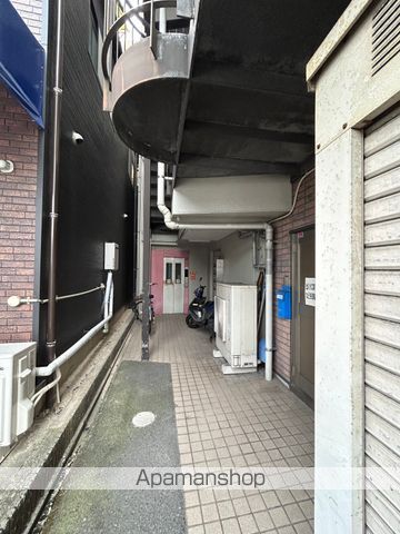 MOMOビルの玄関写真