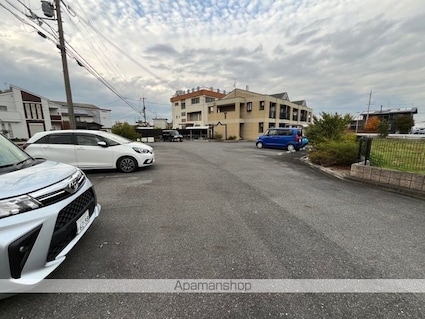 ＧＲＡＮＤＩＲ　ＴＨＲＥＥ　ＯＮＥ[1K/26.3m2]の駐車場