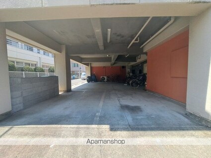 ぷれいす。友[1K/21.48m2]の駐車場