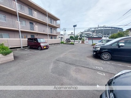 シャルマン市坪[2LDK/60.48m2]の駐車場