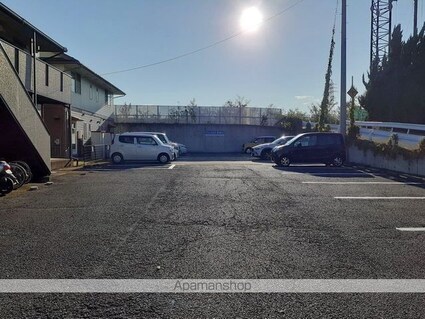 ファミール石芝[1K/24m2]の駐車場