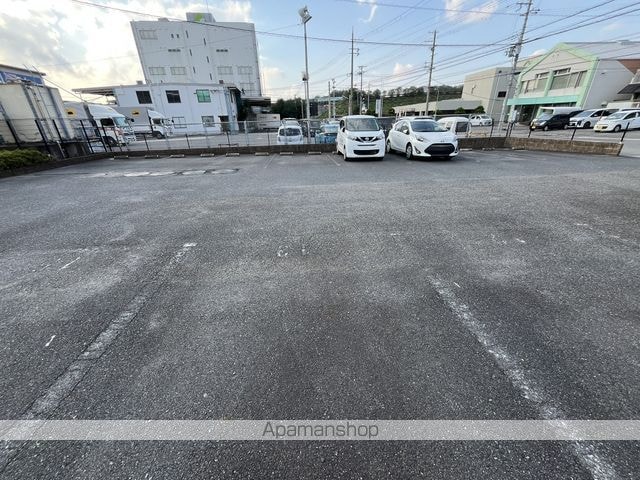 グランディール・プラム[1K/24.84m2]の駐車場