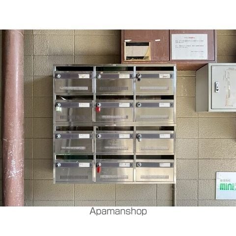 八和ビルの玄関写真