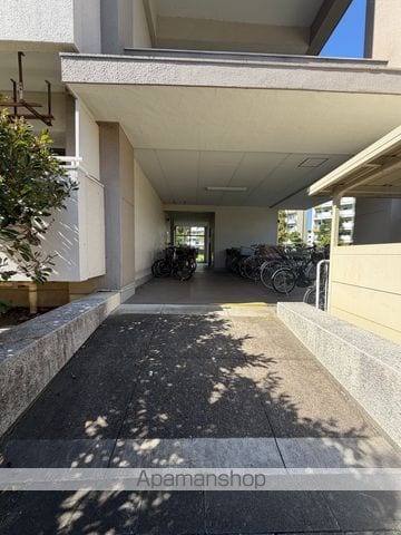 みさと団地10街区17号棟の外観写真