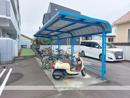 リベルタ　クワバラ[2LDK/66.6m2]の駐車場1