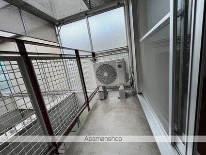 クリスタルコート[1R/27.3m2]のバルコニー