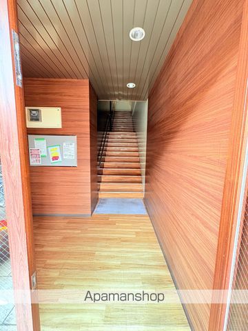 田辺フジタビルの玄関写真