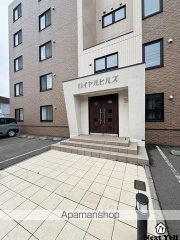ロイヤルヒルズの玄関写真