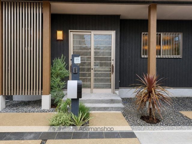 守山市 2階建 築11年の玄関写真