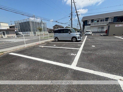 サンハイム伊勢[2DK/41.31m2]の駐車場
