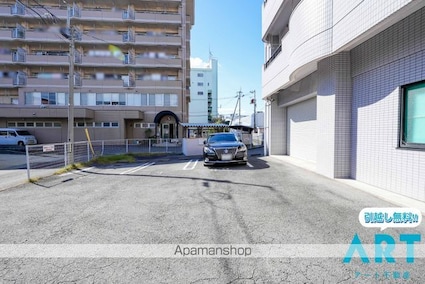 フジコウコク第３ビル[2LDK/66.71m2]の駐車場1