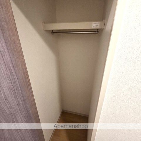 春風と窓辺のカプチーノの内装写真