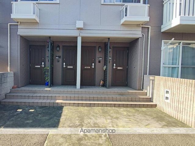 アランシア A棟の玄関写真