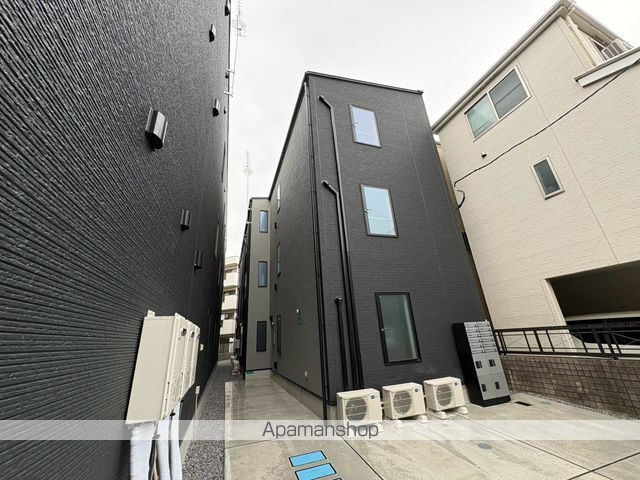 PUERTA東門前の外観写真