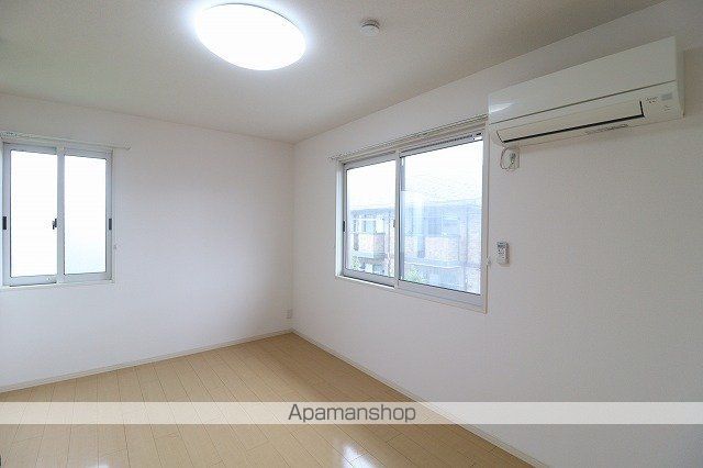 ロイヤルガーデン砺波II Aの内装写真