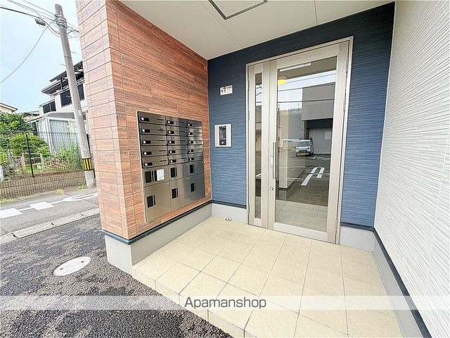クリスタルブルーの玄関写真