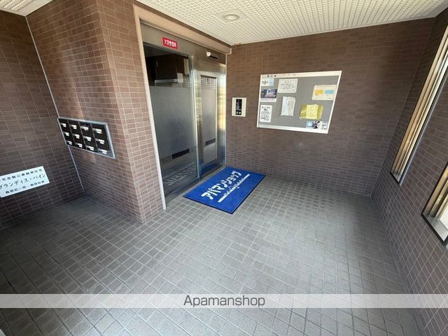 グランディスパインの玄関写真
