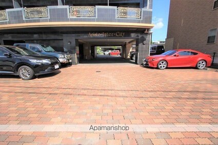 アリスト・インターシティー[1LDK/42m2]の駐車場