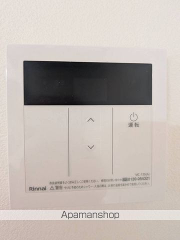 春風と窓辺のカプチーノの内装写真
