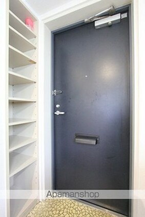 ヴィラ・アンソレイエ御幸[1K/26.66m2]の玄関