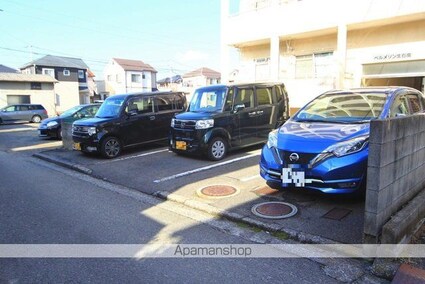 ベルメゾン生石南[1R/22.54m2]の駐車場