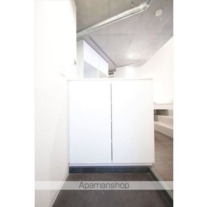 メイプル新中野[1R/35.84m2]の玄関