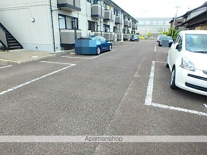 アヴェニュー小松寺　Ａ[1R/35.1m2]の駐車場