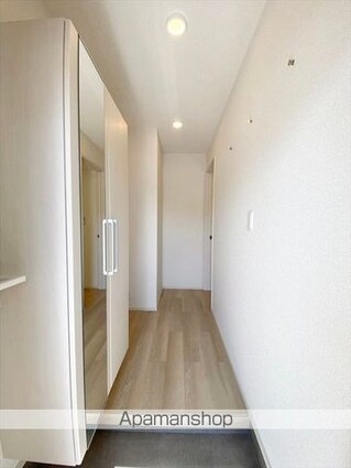 アゴーラ　Ｂ棟[1LDK/50.05m2]の玄関