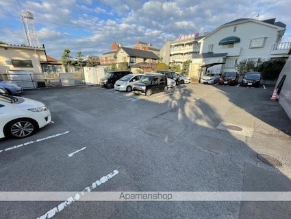 モアクレスト[2LDK/68m2]の駐車場